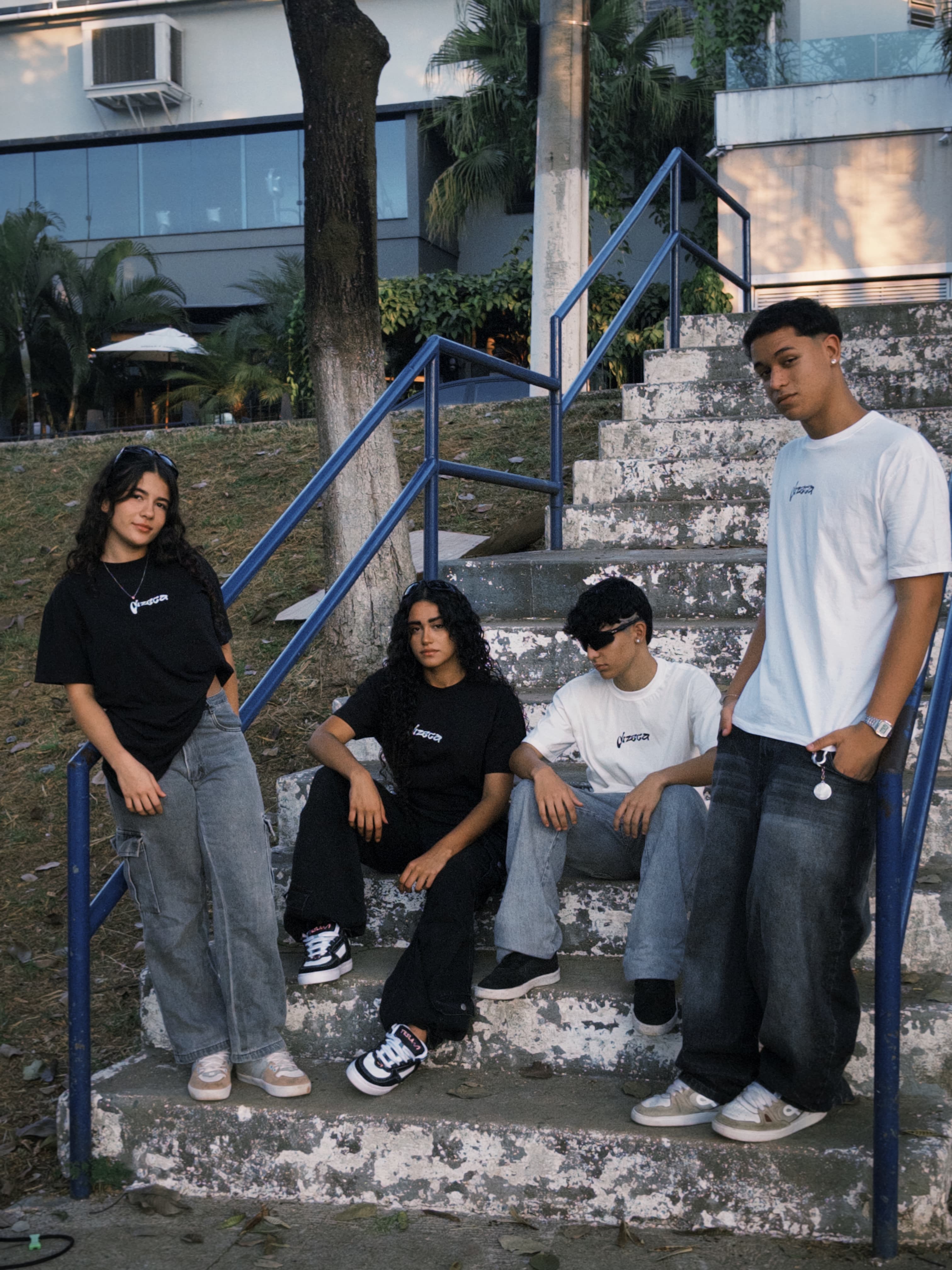 público em um espaço cultural noturno