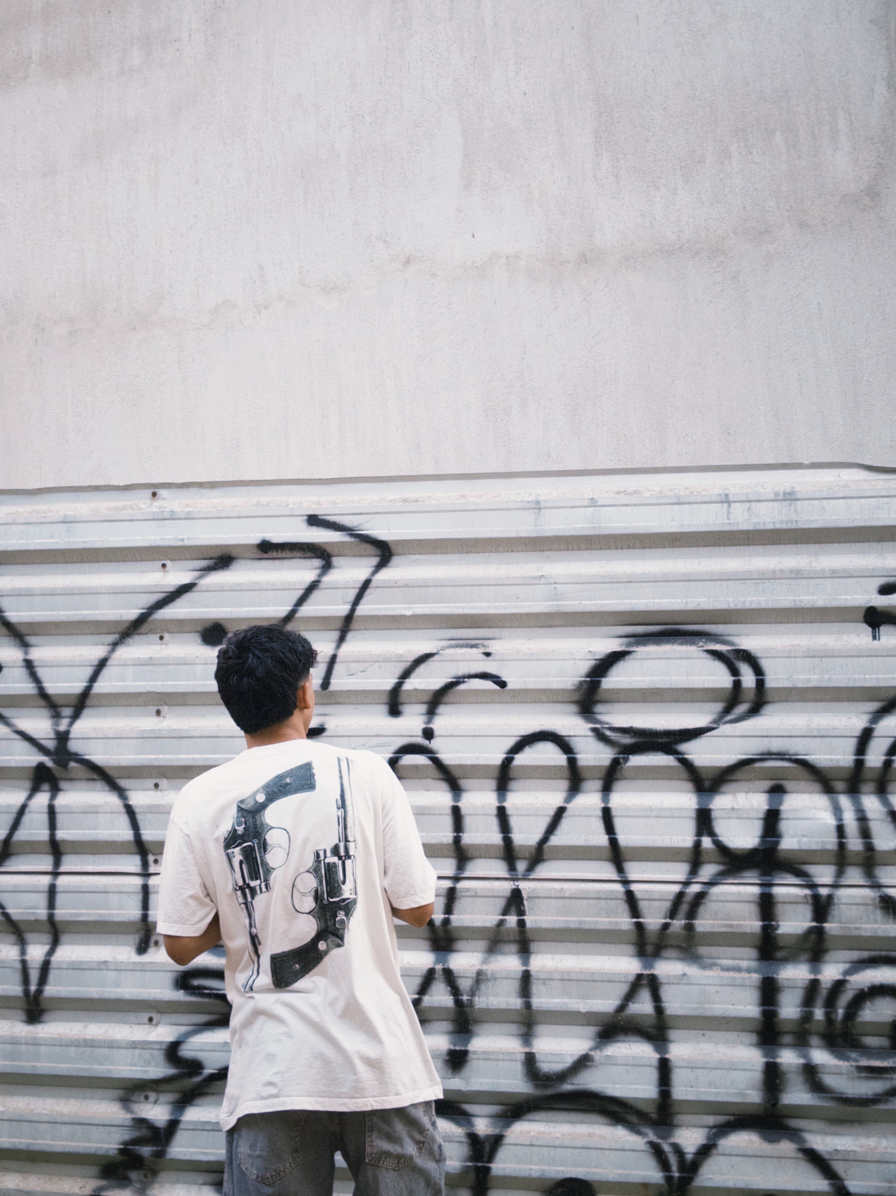 show em palco com fumaça e iluminação baixa